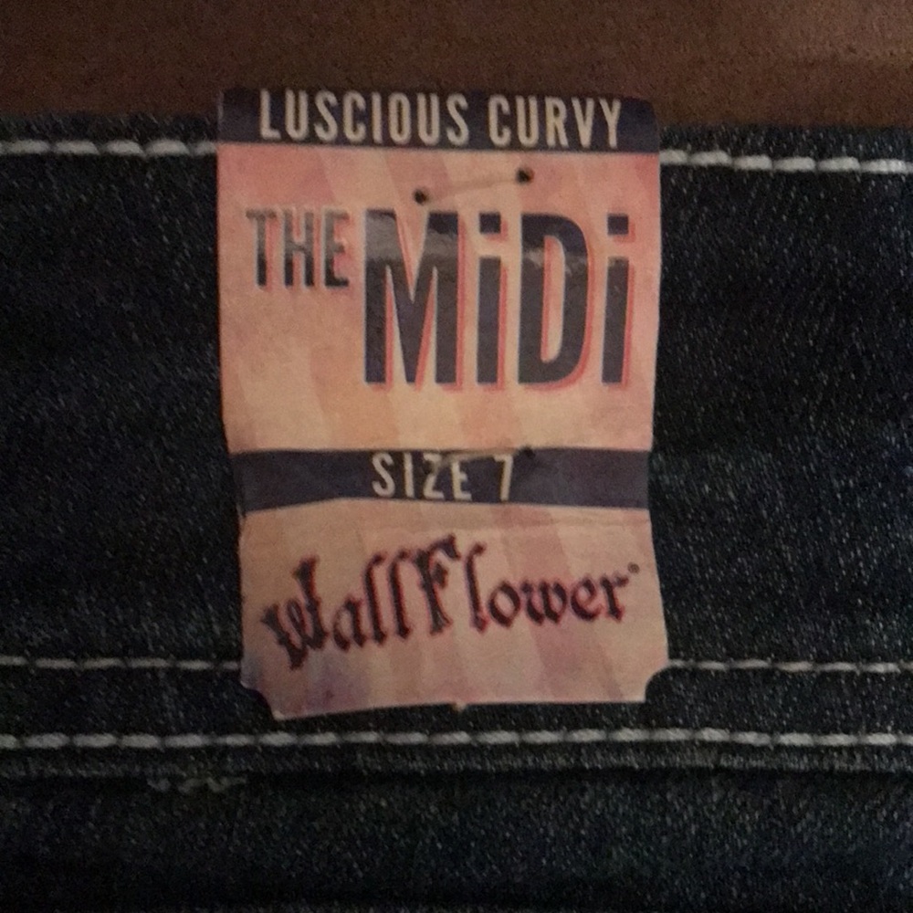Wall Flower Shorts - Picture 2 of 12